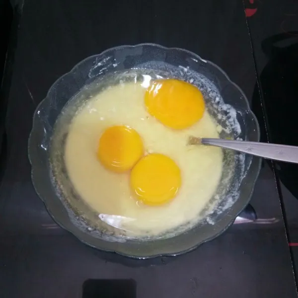 Kemudian masukkan telur, kocok perlahan hingga tercampur rata.