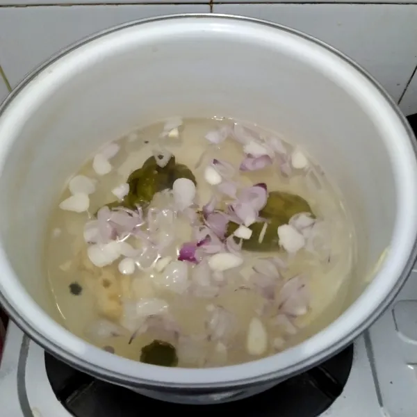 Rebus air sampai mendidih, lalu masukkan bawang merah, bawang putih, lengkuas, dan asam mentah hingga harum.