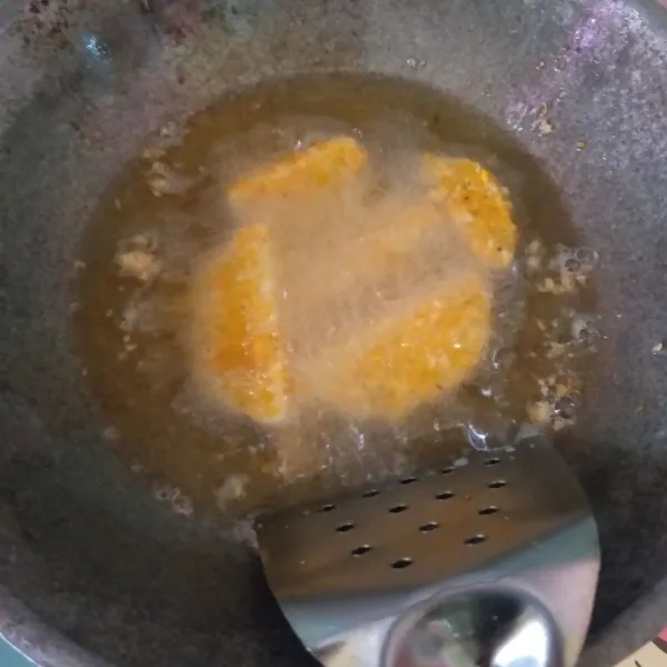 Salurkan kentang di tepung roti. Kemudian panaskan minyak dan goreng hingga kuning keemasan. Siap disajikan dengan saus sambal.