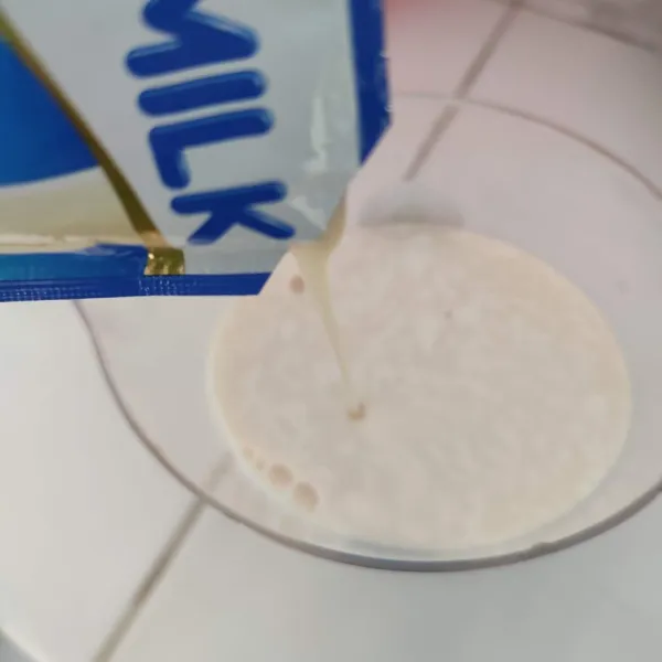 Campur susu evaporasi dan susu kental manis, lalu aduk rata.