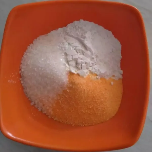 Campurkan tepung terigu, tepung beras, nutrisari, gula dan garam ke dalam wadah.