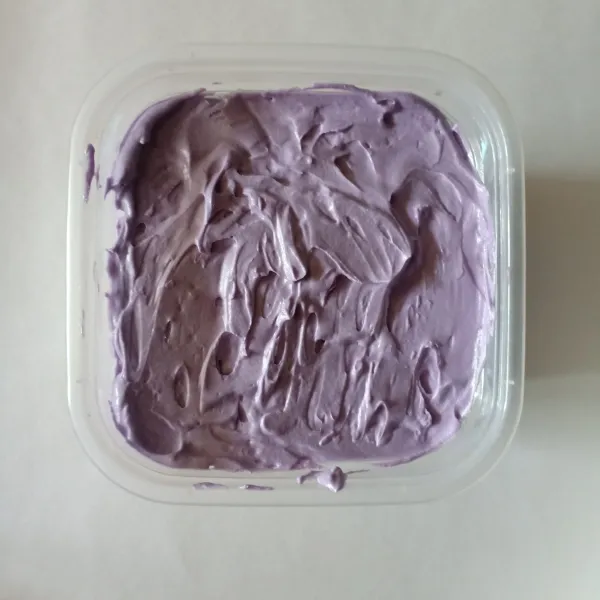 Terakhir tambahkan whipped cream ungu di atasnya, lalu hias dengan marshmellow dan springkle, lalu sajikan.