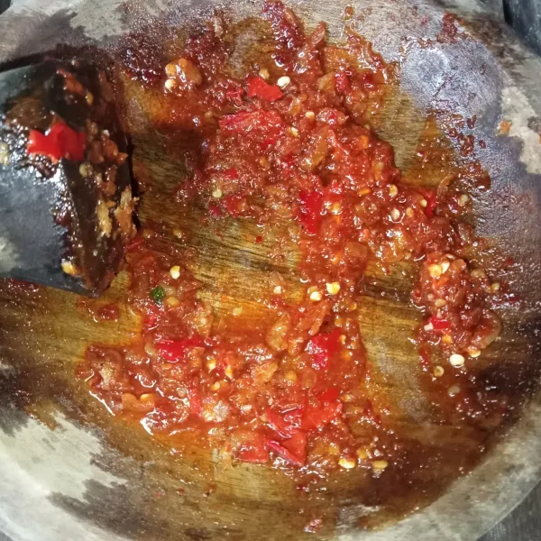 Uleg bahan sambal hingga halus.