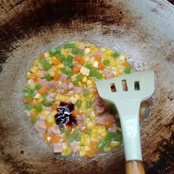 Masak sampai sayuran matang. Bumbui dengan garam, kaldu jamur, dan saus tiram. Aduk rata, cicipi rasanya. Angkat dan sajikan.