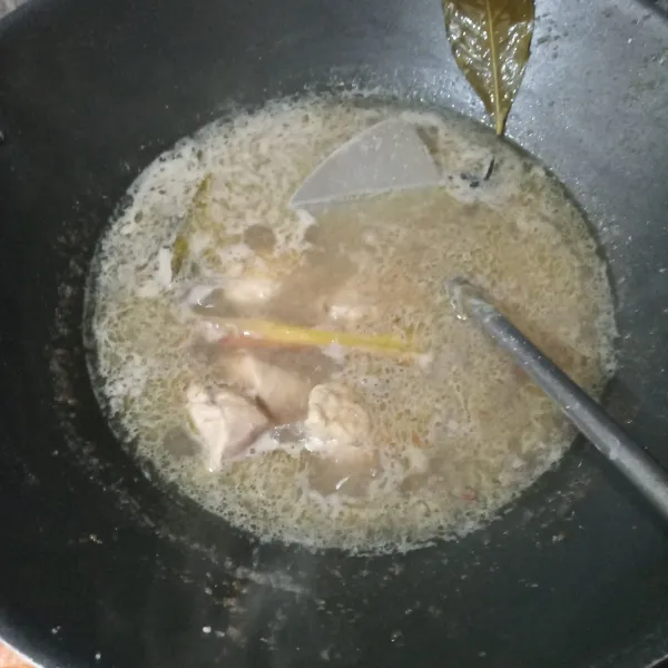 Tuang air, biarkan mendidih. Tambahkan garam, kaldu bubuk dan masak hingga ayam empuk. Sisihkan ayam.