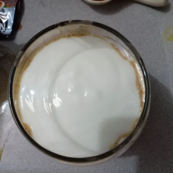 Tuang kembali oats, tutupi kembali dengan yogurt sampai semua bahan habis. Diamkan semalaman di kulkas, lalu sajikan dengan taburan cokelat bubuk.