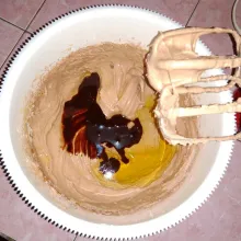 Masukkan minyak goreng dan susu kental manis, aduk balik dengan spatula sampai tercampur rata.