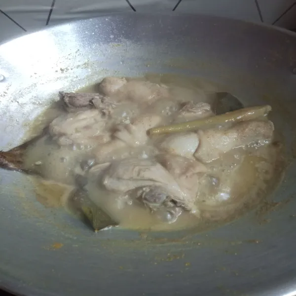 Biarkan sampai air berkurang, sisakan sedikit airnya. Lalu angkat ayam, sisihkan.
