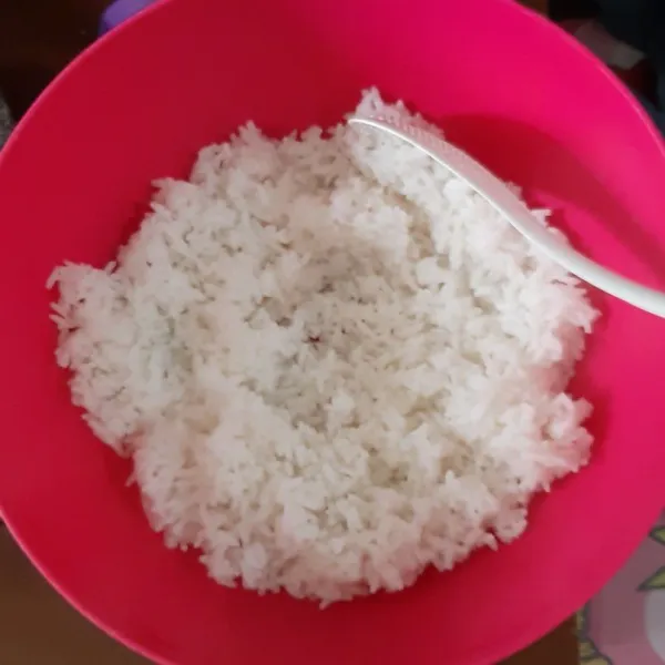 Siapkan nasi di baskom, kipas-kipas sebentar.