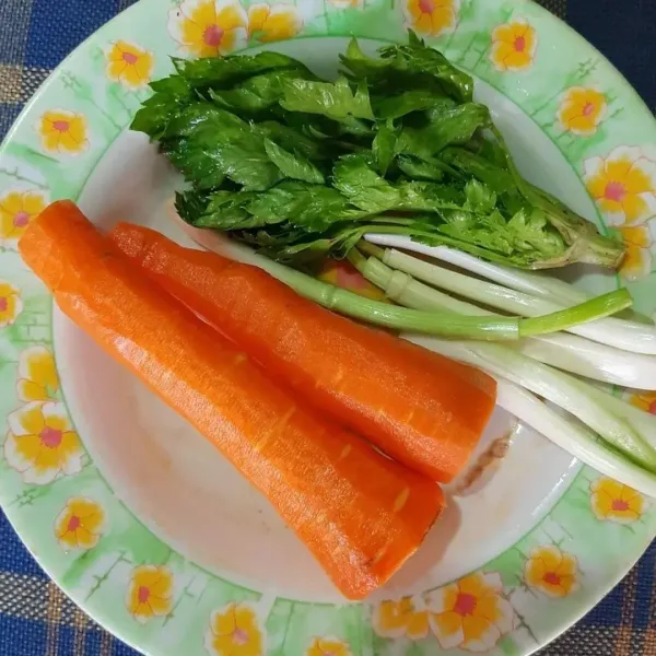 Bersihkan wortel, daun bawang, dan daun pre. Cuci bersih.