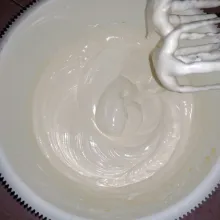 Mixer telur, gula dan SP sampai mengembang dan kental.