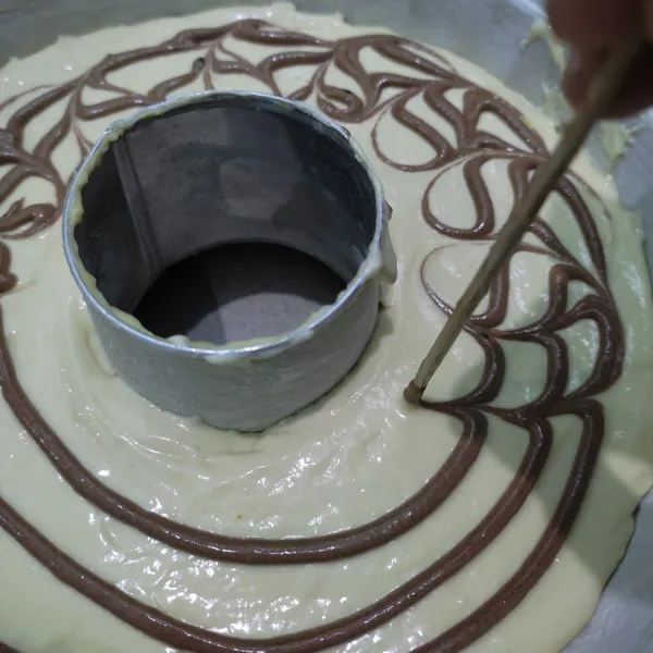 Gunakan tusuk sate untuk membuat motif marmer. Panggang adonan kurang lebih 40 menit dengan api sedang. Sesuaikan dengan oven masing-masing.