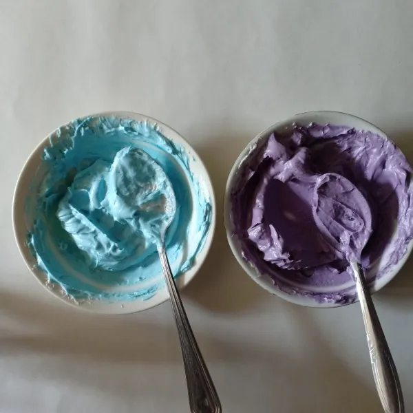 Bagi 2 whipped cream, lalu masing-masing beri pewarna biru dan ungu.
