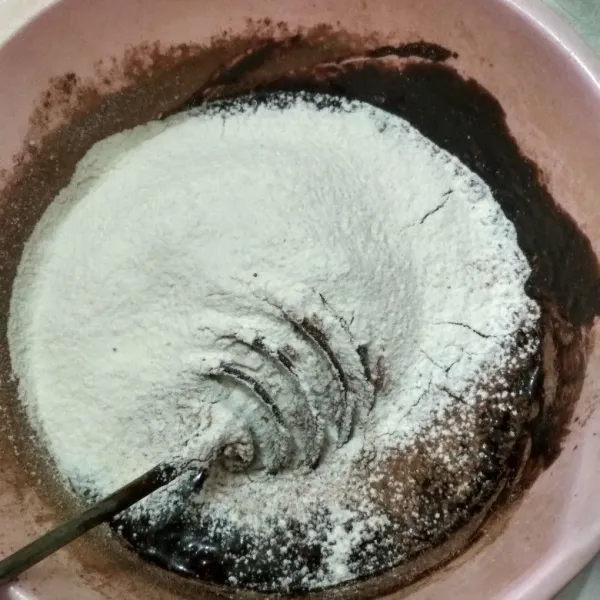 Tuang terigu dan cocoa powder kedalam adonan, aduk rata.