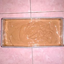 Tuang ke loyang yang sudah diolesi minyak goreng.