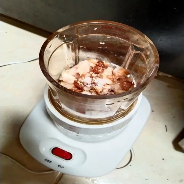 Blender ayam bersama bawang merah goreng dan tambahkan sedikit garam (sesuai selera).