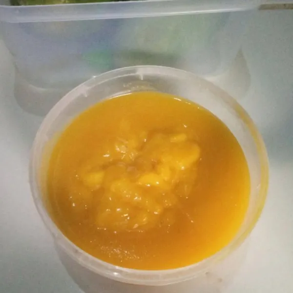 Blender/haluskan mangga, jika mangganya kurang manis bisa tambahkan gula atau susu kental manis.