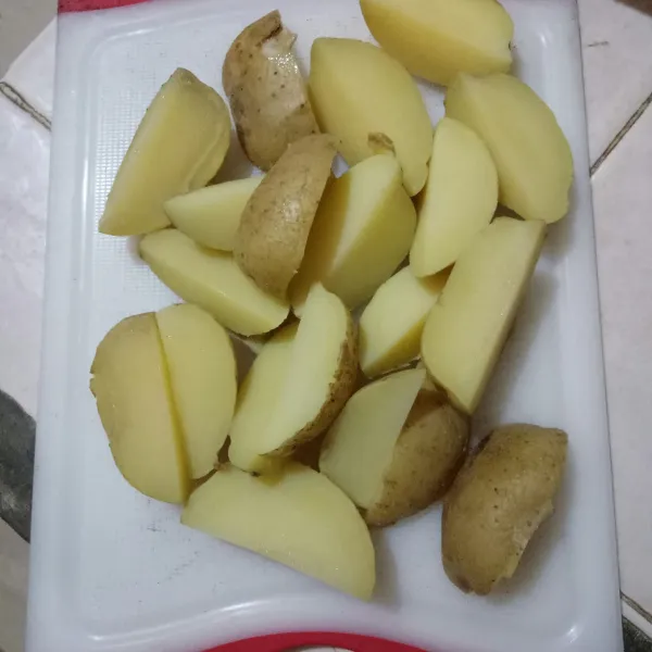 Kukus kentang selama 15 menit, lalu belah menjadi 4 bagian.