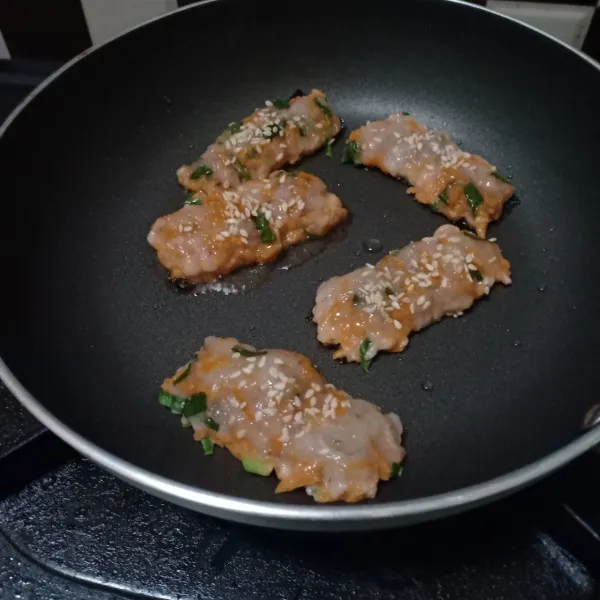 Taburi udang dengan wijen lalu panggang di atas teflon anti lengket sampai matang lalu angkat dan sajikan dengan cabai bubuk di atasnya