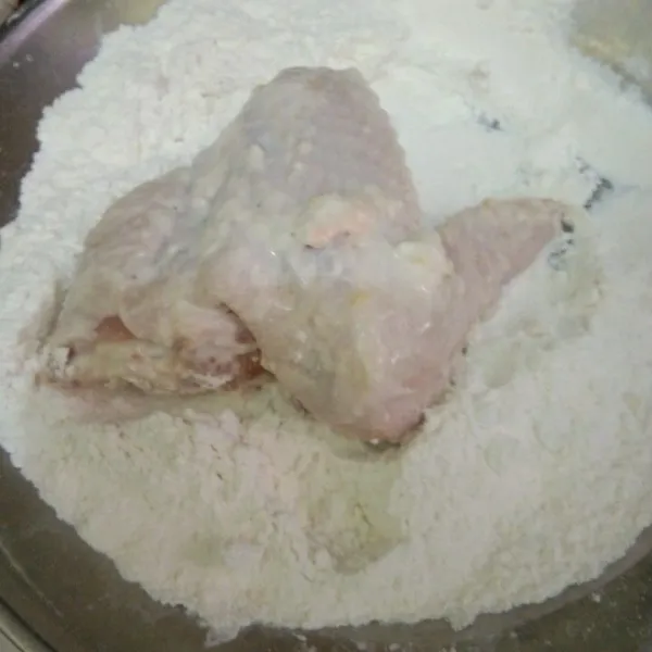 Masukkan potongan ayam pada sisa tepung kering.