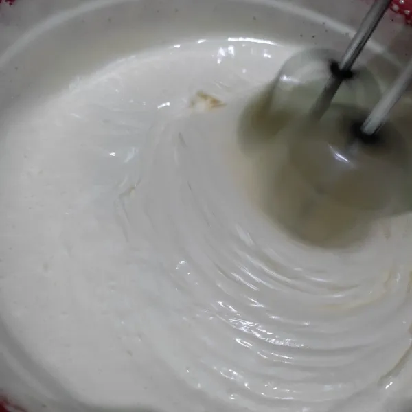 Mixer bahan basah dengan kecepatan tertinggi hingga kental berjejak.