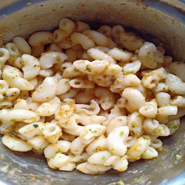 Masak makaroni yang sudah diberi minyak goreng agar tidak saling menempel. Masak sampai lunak kemudian tambahkan garam, saus sambal, saus tomat, bubuk cabe rumput laut, aduk rata.