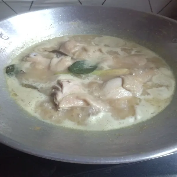 Masukkan ayam, aduk hingga berubah warna, tambahkan air dan garam.