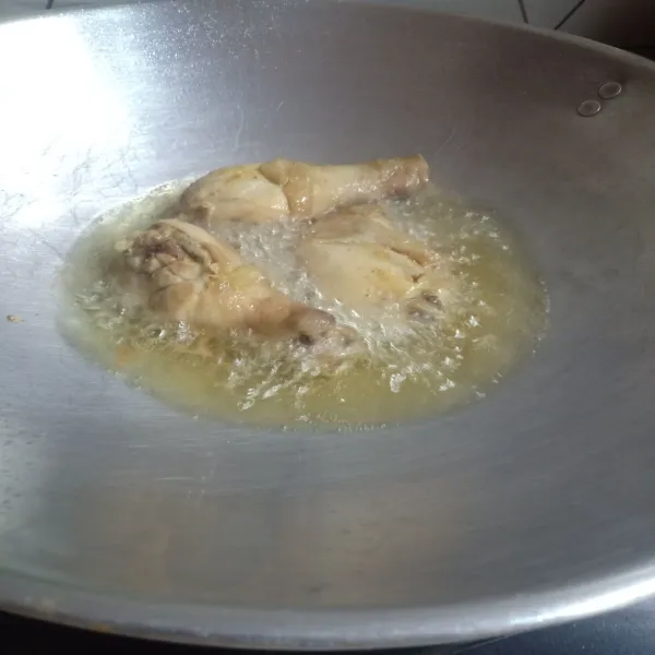 Goreng ayam dan kelapa parut hingga kering, sajikan dengan nasi hangat dan sambal ijo.