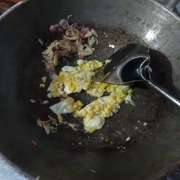 Pinggirkan bawang merah dan bawang putih, lalu masukan telur buat orak arik sampai matang lalu campur dengan bawang merah dan bawang putih.