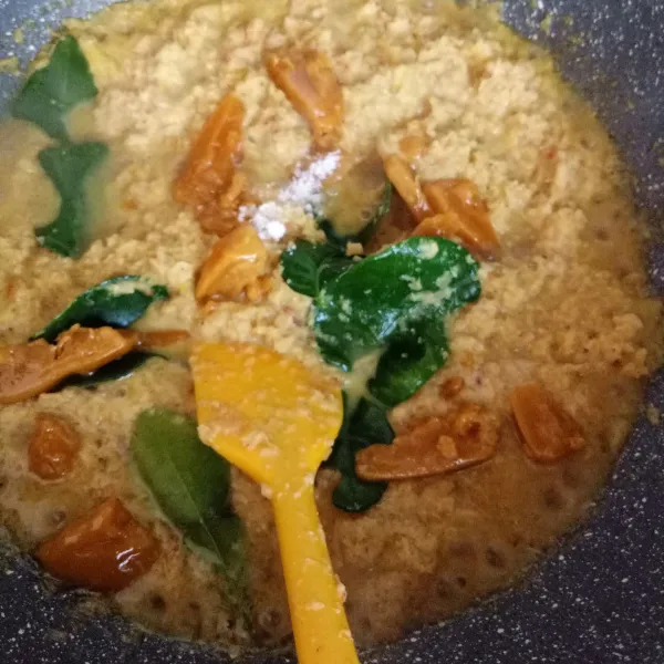 Tumis bumbu halus hingga harum, masukkan daun jeruk, beri garam dan gula merah