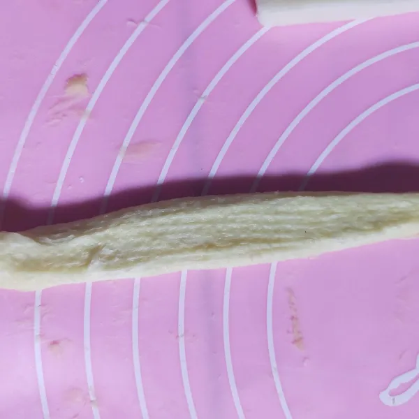 Potong dengan lebar kira-kira 3 cm dan panjang 7 cm.