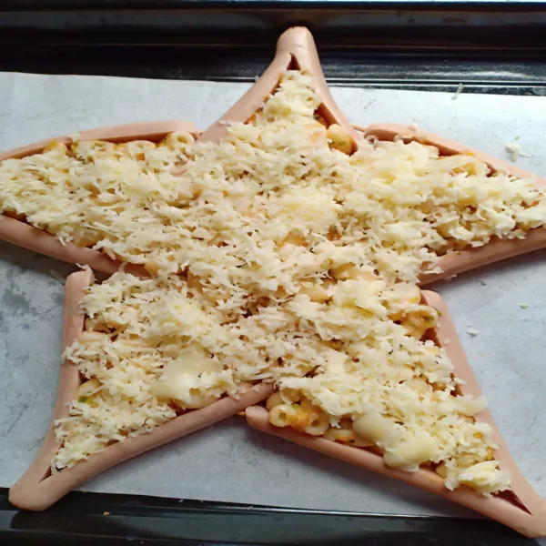 Kemudian taburkan keju mozarella pada bagian atasnya.