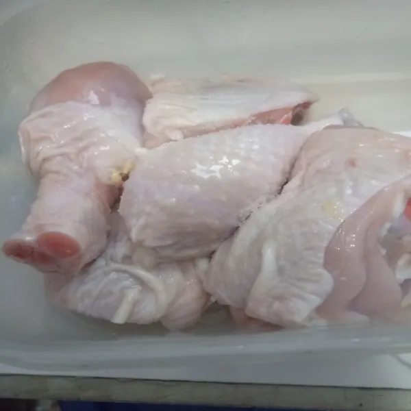 Potong-potong ayam, cuci bersih, lalu marinasi, diamkan selama 30 menit.