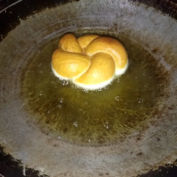 Lalu panaskan minyak goreng secukupnya, jika sudah panas kecilkan apinya, lalu goreng donat dari donat yang paling awal dibentuk, goreng dengan teknik sekali balik.