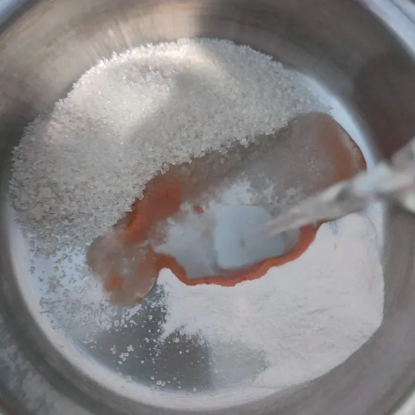 Masukkan semua bahan jelly mangga ke dalam panci, rebus sesuai petunjuk pada kemasan sampai mendidih.