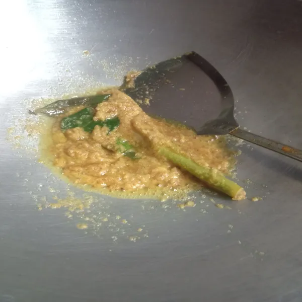 Panaskan minyak goreng, tumis bumbu halus hingga harum.