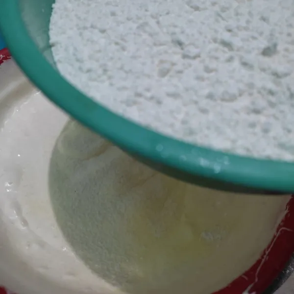 Ayak bahan kering sambil dimasukkan ke bahan basah. Lalu mixer sebentar dengan kecepatan terendah. Kemudian masukkan margarin/mentega yang sudah dicairkan. Aduk balik hingga merata.