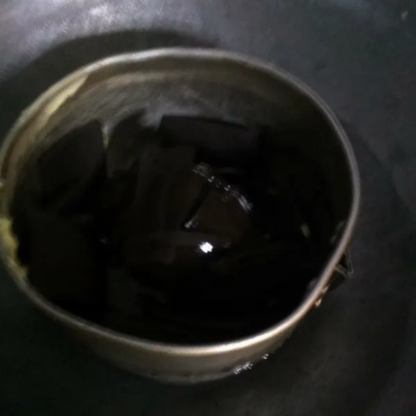 Lelehkan dark cooking chocolate, butter, minyak sayur, menggunakan teknik Doble boiler (panci isi dcc di letakkan di atas wajan yang di beri air) untuk menghindari coklarnya hangus. Sisihkan.