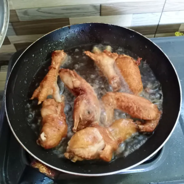 Panaskan minyak goreng. Goreng ayam sampai kecokelatan. Angkat dan tiriskan. Siap disajikan.
