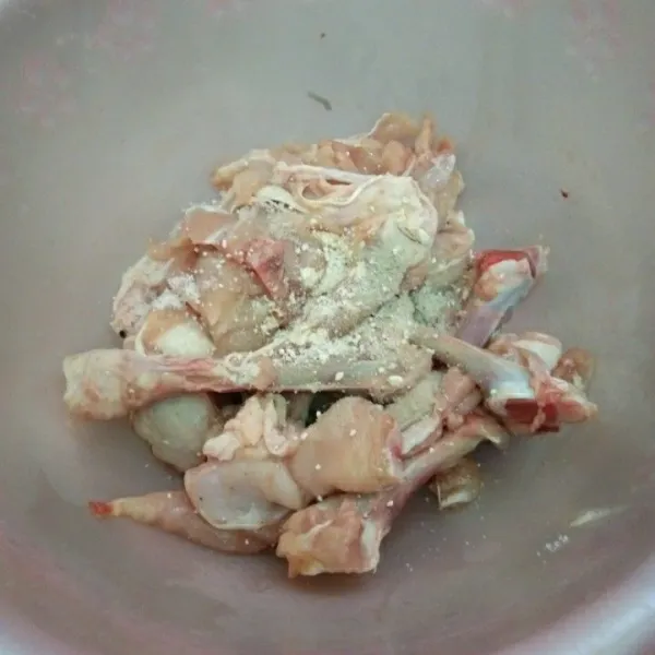 Pisahkan daging paha ayam dengan tulangnya, lumuri dengan garam, kaldu jamur, merica bubuk, dan bawang putih bubuk, aduk rata.