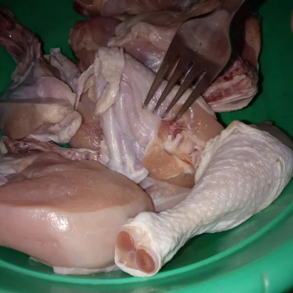 Tusuk ayam dengan garpu agar bumbu marinasi meresap.