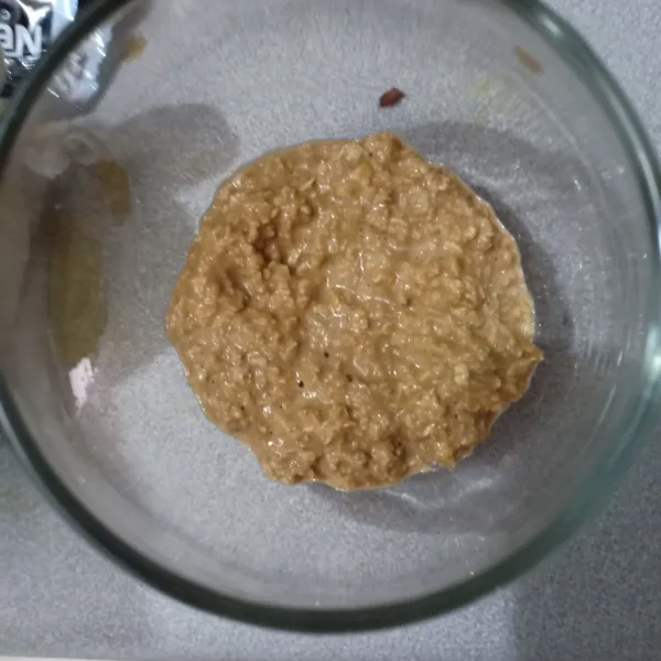 Tuang 2 sdm oats dalam gelas.