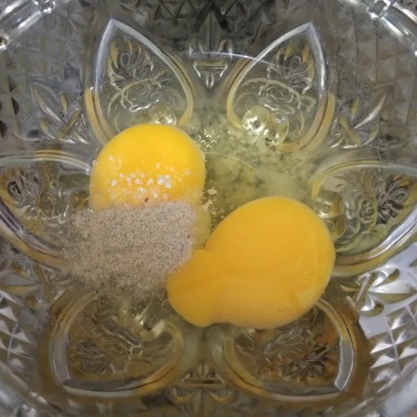 Kocok lepas telur ayam, garam, merica bubuk, dan kaldu jamur.