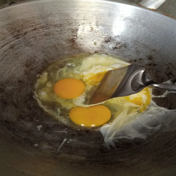 Goreng telur lalu kasih garam sejumput, orak arik biar tercampur rata, masak hingga matang, angkat dan sisihkan.
