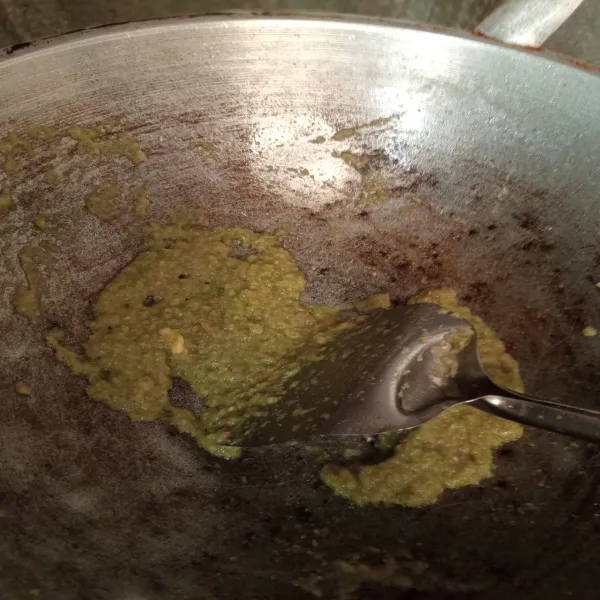Panaskan minyak goreng secukupnya, lalu masukkan bumbu halus, masak hingga mengeluarkan minyak dan tidak bau langu lagi.