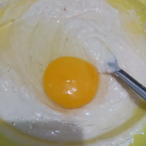 Tambahkan telur, lalu aduk rata.