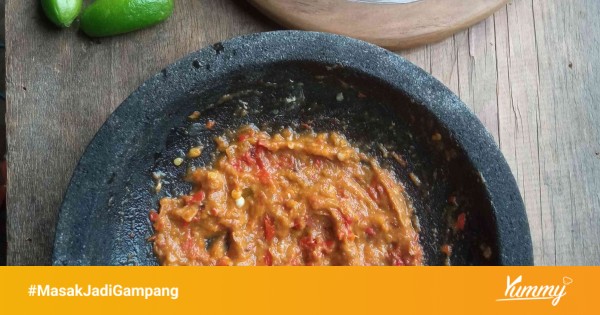 Bahan-bahan untuk masakan sarden belimbing wuluh di meja dapur
