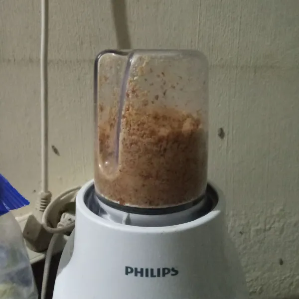 Blender kacang tanah goreng hingga halus.