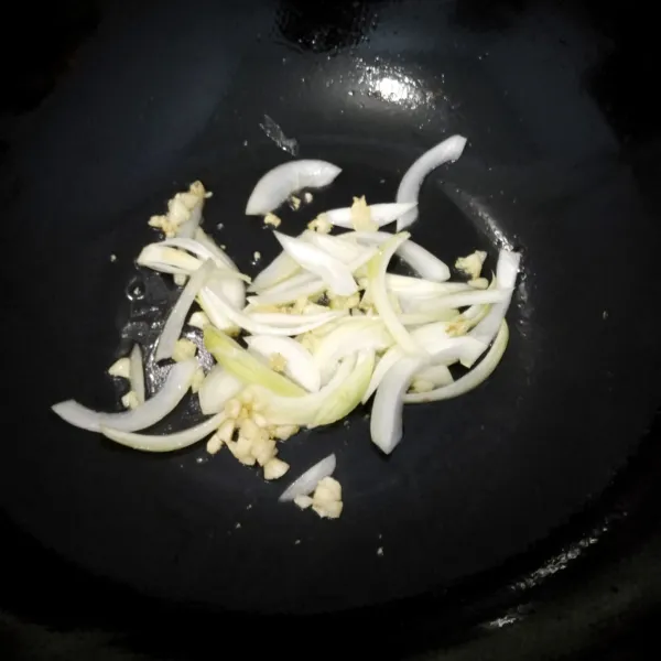Tumis bawang putih sampai harum, kemudian masukkan bawang bombay sampai agak layu.