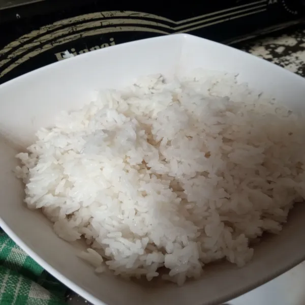 Siapkan nasi putih.